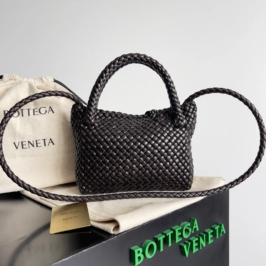 Batch 3760 BV collectible small woven handbags are really YYDS!! Bottega Veneta’s most classic small woven handbags are back! ! We use the highest quality leather with the highest craftsmanship❤️ to create the most expensive works. We have created the Intrecciato leather weaving process❤️ This unique traditional exclusive leather weaving method has not only become our logo but also reflects the time-consuming and labor-intensive craftsmanship of our products❤️ The new TOSCA handbag must be a selection worth collecting🆕 Style number: 776755 Size: 20*15.5*7cm
